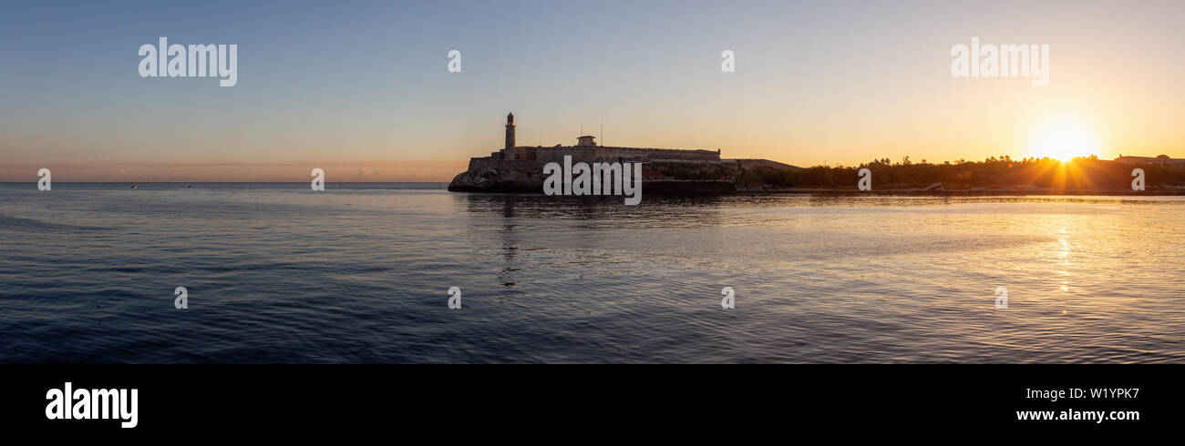 Vue panoramique sur le phare de la vieille ville de La Havane, capitale de Cuba, au cours d'un lever de soleil et de couleurs. Banque D'Images