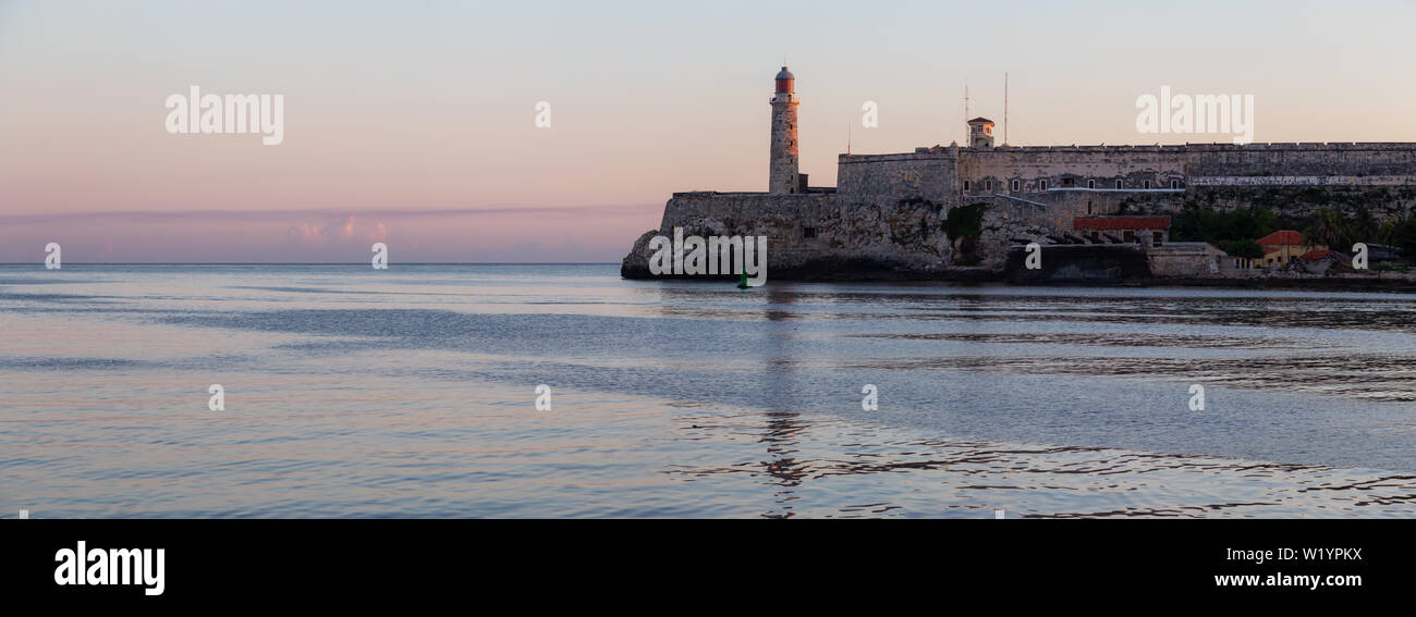 Vue panoramique sur le phare de la vieille ville de La Havane, capitale de Cuba, au cours d'un lever de soleil et de couleurs. Banque D'Images