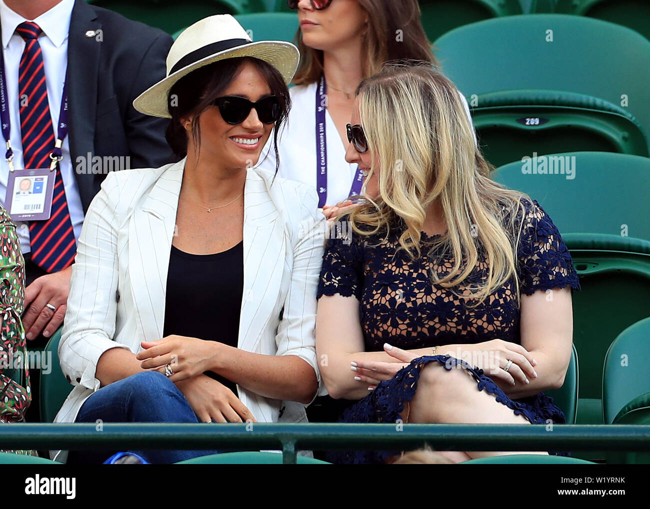La Duchesse de Sussex dans les stands d'une cour, pour regarder le match entre Serena Williams et Kaja Juvan sur le quatrième jour du tournoi de Wimbledon à l'All England Lawn Tennis et croquet Club, Wimbledon. Banque D'Images