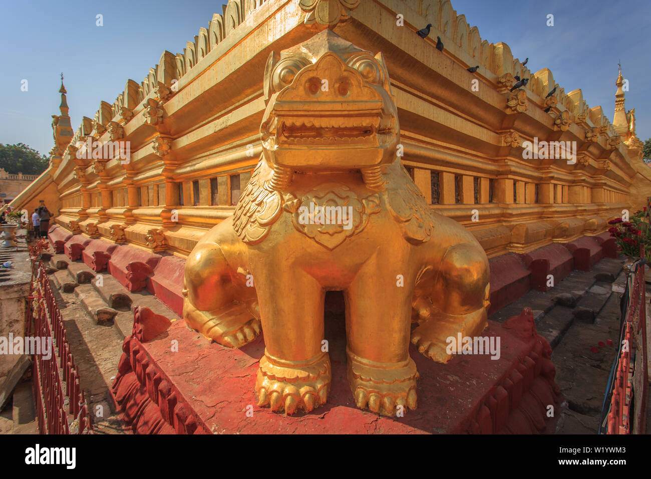 Lion d'or à l'angle de la pagode Shwezigon Banque D'Images