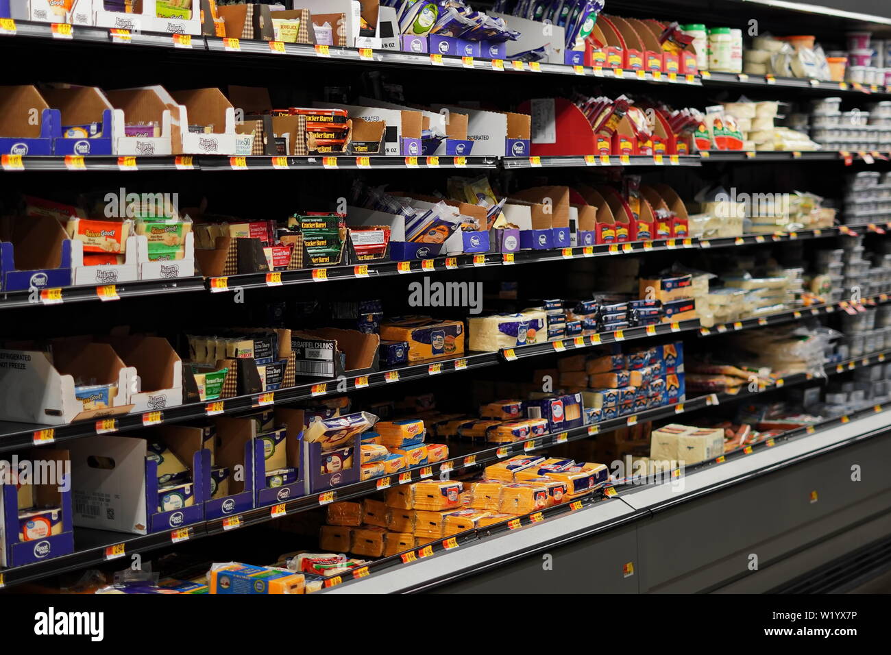 Cromwell, CT / USA - 11 juin 2019 : Allée de fromage dans la section réfrigérée Banque D'Images