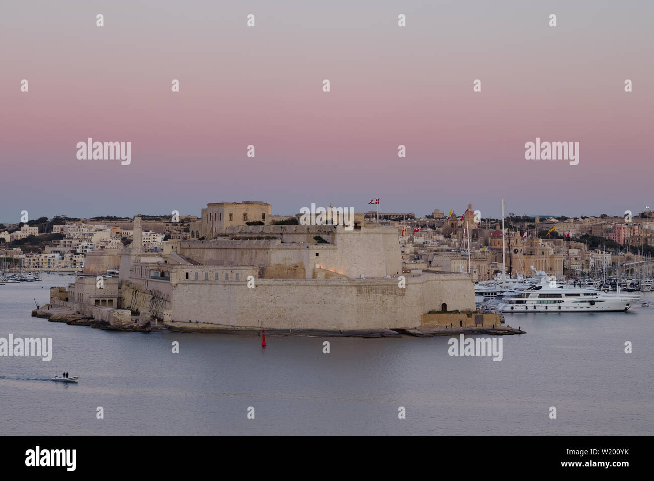 Fort St Angelo au coucher du soleil avec le Grand Port de Vittoriosa pendant le coucher du soleil, à Malte. Banque D'Images