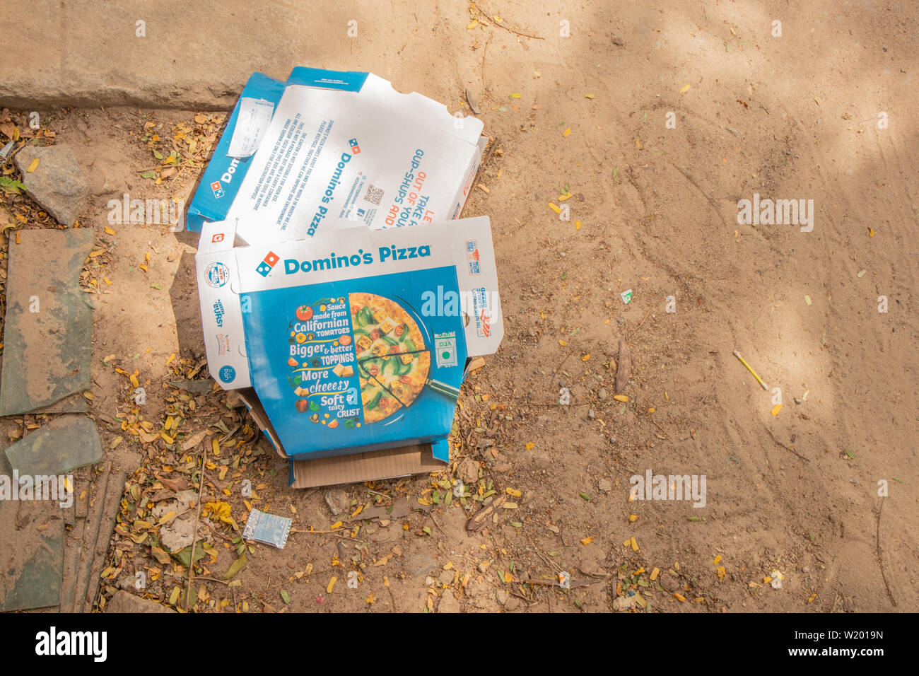 Bangalore, Inde 17 juin 2019 : Domino's Pizza fort jetés au bord de la route. Banque D'Images