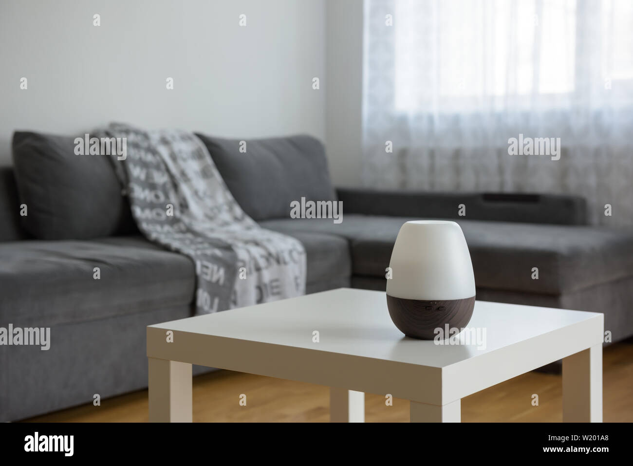 Les diffuseurs d'huile essentielle sur un tableau blanc sur le fond de l'intérieur. Banque D'Images