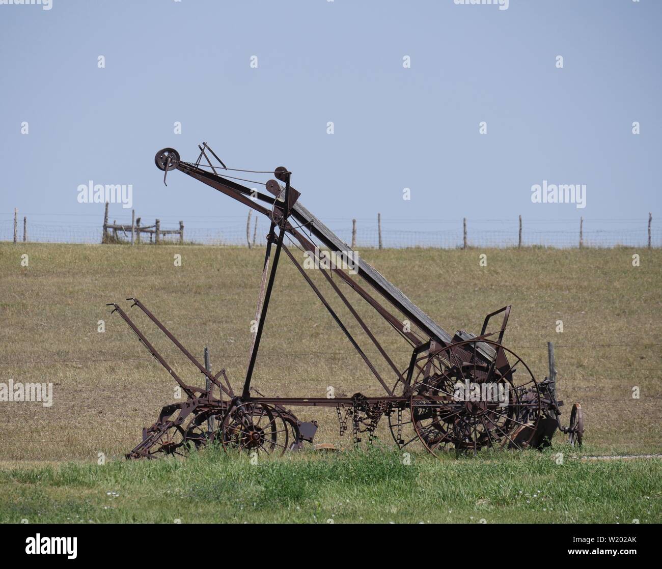 Vintage farm equipment affiché dans une ferme à l'extérieur d'un