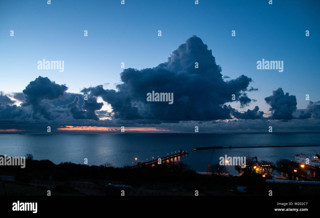 Les nuages de tempête sont brassage à travers la Manche, peut-être une représentation du Brexit défis à venir pour le nouveau chef conservateur ! Banque D'Images