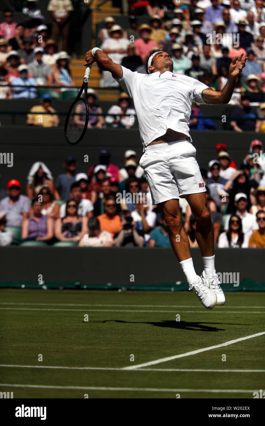 Londres, Royaume-Uni. Le 04 juillet, 2019. Wimbledon, 4 juillet 2019 - Roger Federer au cours de son deuxième tour contre Jay Clark de Grande-Bretagne aujourd'hui à Wimbledon. Federer a gagné dans le détroit se met à l'avance pour le troisième tour. Crédit : Adam Stoltman/Alamy Live News Banque D'Images