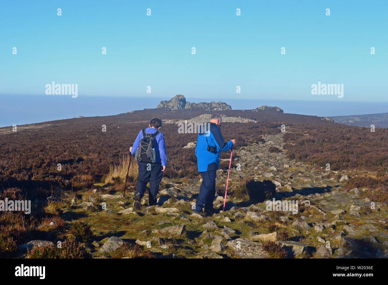 Les gens qui marchent sur les Stiperstones, une colline dans le Shropshire, en Angleterre. C'est une crête de quartzite. Un léger brouillard arrive. Banque D'Images