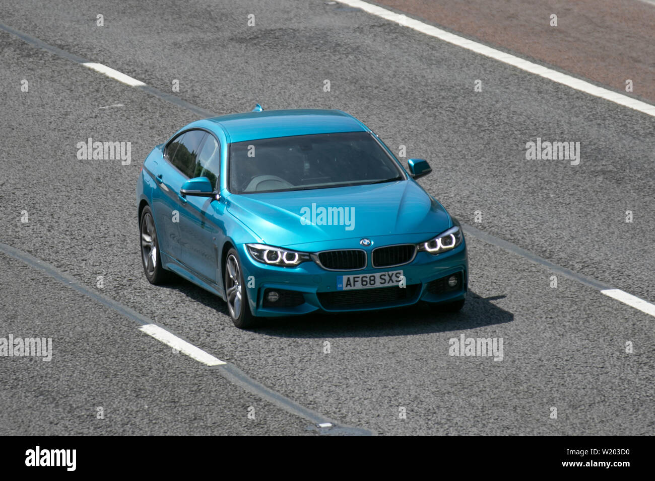 2018 BMW 420D bleu Gran Coupé M Sport ; UK le trafic de véhicules, transports, voitures, moderne, vers le nord sur la voie 3 de l'autoroute M6. Banque D'Images