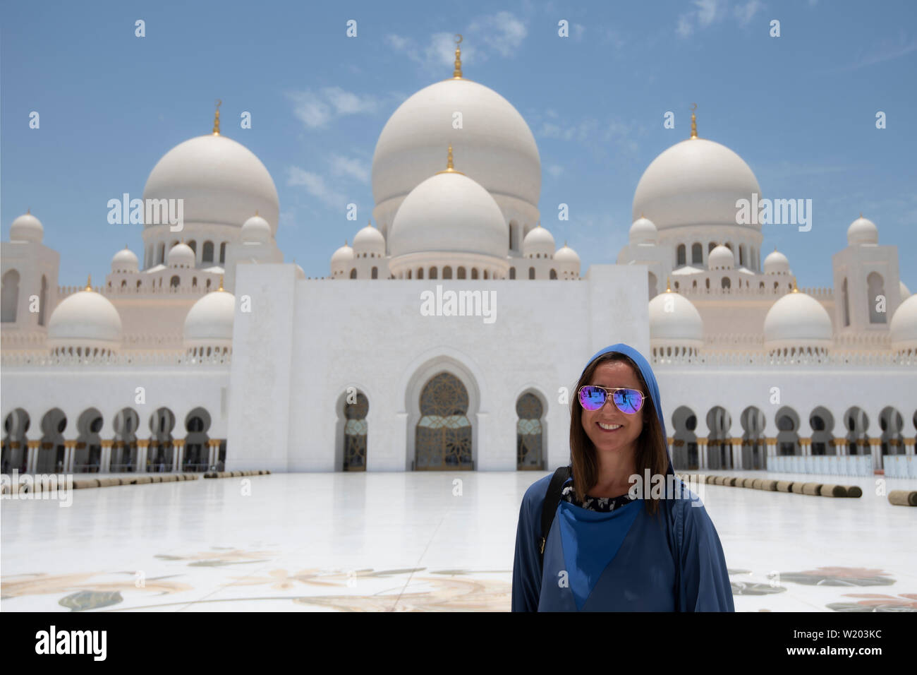 Femme occidentale en costume arabe traditionnel à Mosquée Sheikh Zayed Bin Sultan Al Nahyan, Abu Dhabi, Émirats arabes unis, Moyen Orient Banque D'Images