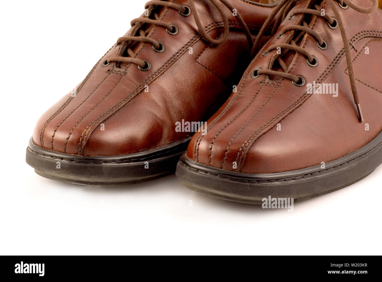 Chaussures hommes luxe en cuir brun sur fond blanc Banque D'Images