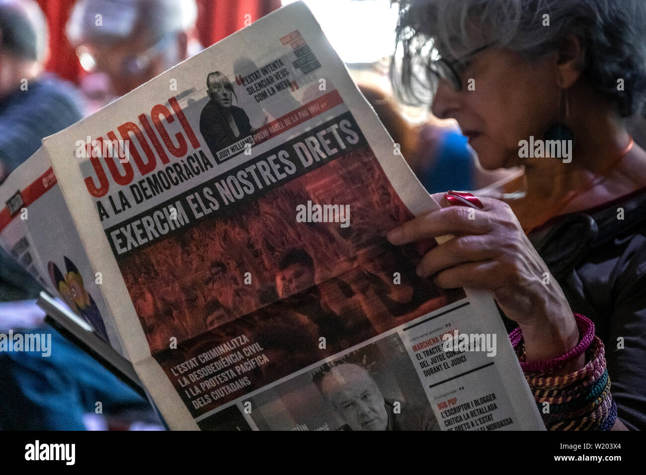 Une femme dans le public lit un journal de propagande de la libre diffusion sur le jugement de la démocratie au cours de l'event.Organized Catalan par l'entité des indépendantes Òmnium Cultural, le premier jour sur la désobéissance civile a eu lieu à la naissance du centre culturel. Ces deux jours, 4 et 5 juillet, des conférences et tables rondes visent à établir le fondement théorique de la désobéissance civile comme un moyen de résoudre le problème de l'indépendance de la Catalogne après le refus répété de l'état espagnol d'organiser un référendum. Banque D'Images