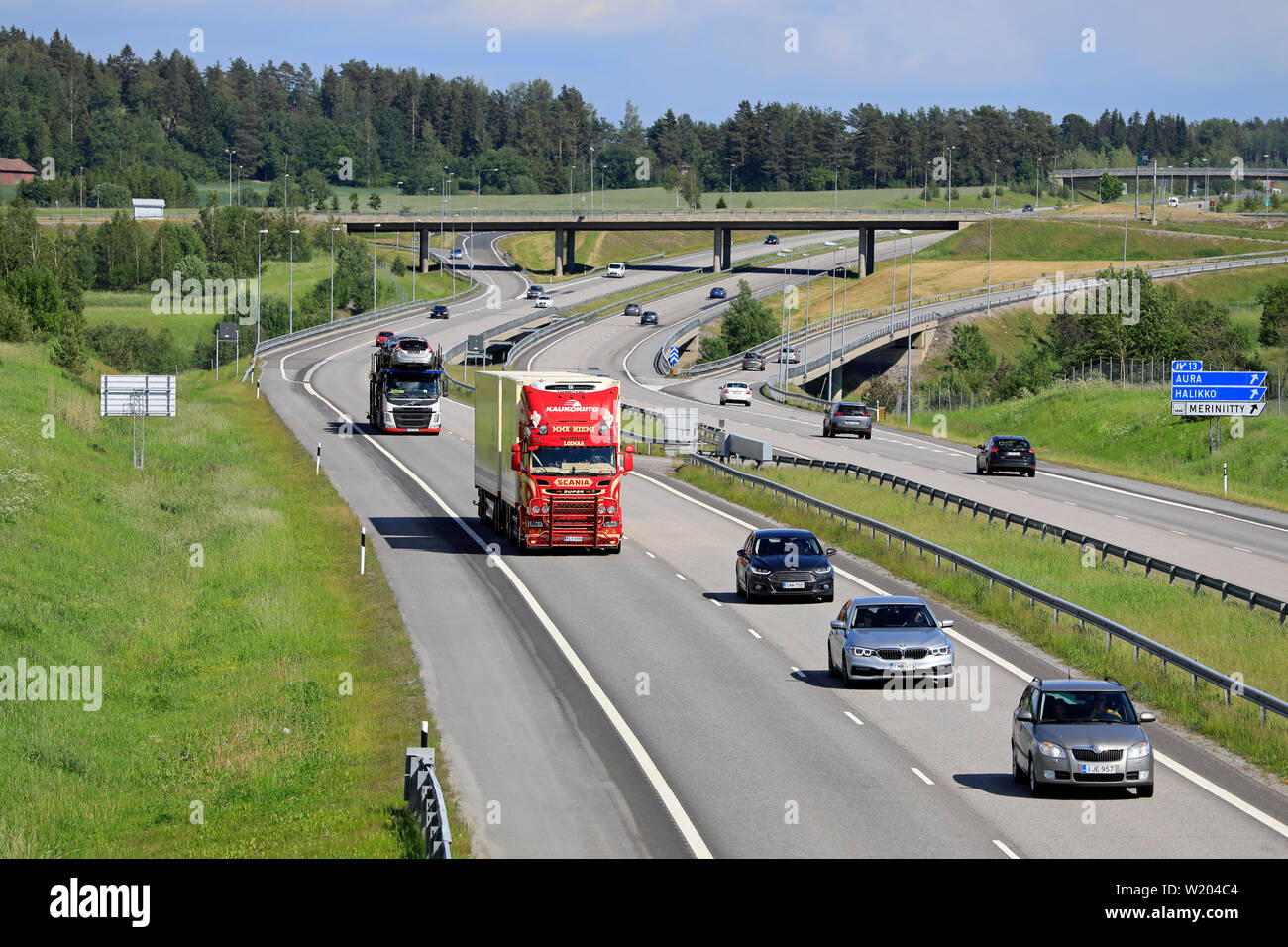 Salo, Finlande. Le 15 juin 2019. Freeway traffic de camions et voitures de fret sur une journée ensoleillée d'été, sur la route européenne E18 dans le sud de la Finlande. Banque D'Images