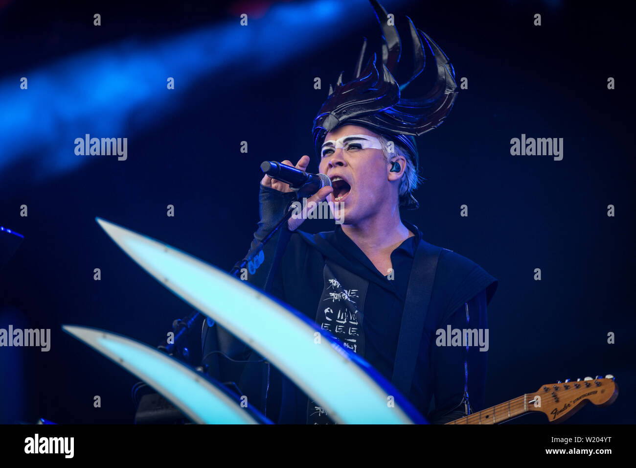 Roskilde, Danemark. Le 04 juillet, 2019. Roskilde, Danemark. Juillet 04th, 2019. Le duo de musique électronique australien Empire du Soleil effectue un concert live au cours de la Danish music festival Festival de Roskilde en 2019. Chanteur et musicien ici Luke Steele est vu sur scène. (Photo crédit : Gonzales Photo/Alamy Live News Banque D'Images