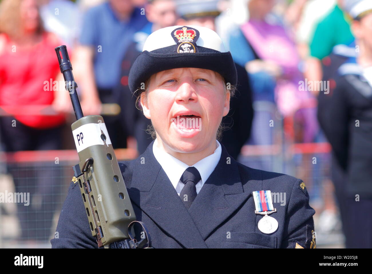 Une femme officier de marine présents à la Journée des Forces armées à Scarborough Banque D'Images