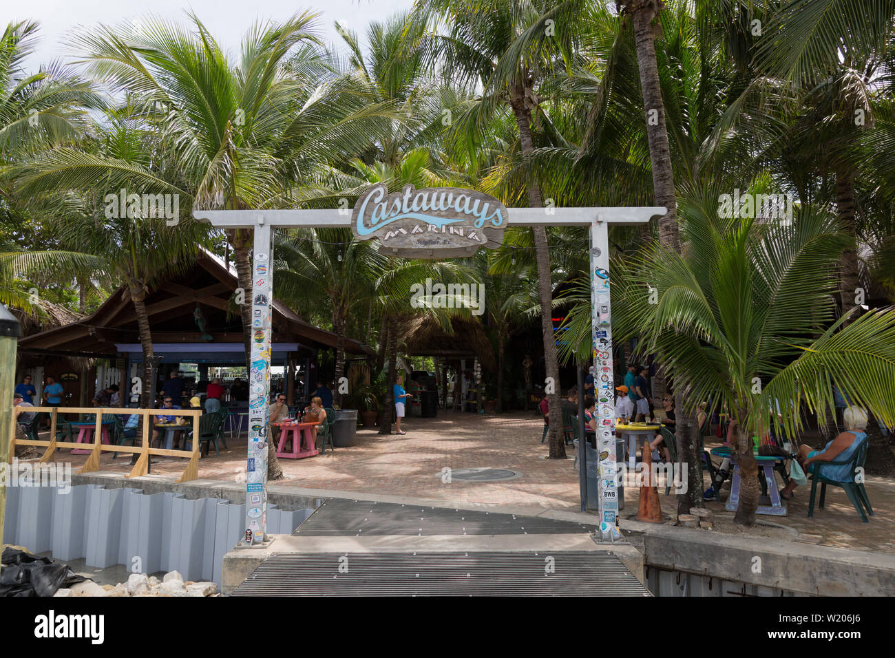 Gateway à Castaways Marina et le mérou, le Tiki Bar carré à Jupiter Inlet, Florida, USA. Banque D'Images Gateway à Castaways Marina et le mérou, le Tiki Bar carré à Jupiter Inlet, Florida, USA. Banque D'Images