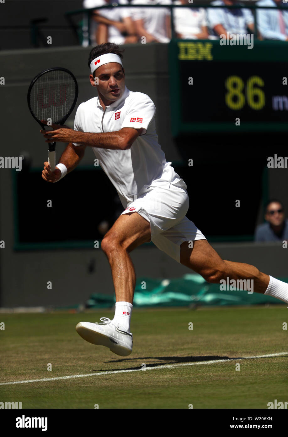 Londres, Royaume-Uni. Le 04 juillet, 2019. Wimbledon, 4 juillet 2019 - Roger Federer au cours de son deuxième tour contre Jay Clark de Grande-Bretagne aujourd'hui à Wimbledon. Federer a gagné dans le détroit se met à l'avance pour le troisième tour. Crédit : Adam Stoltman/Alamy Live News Banque D'Images