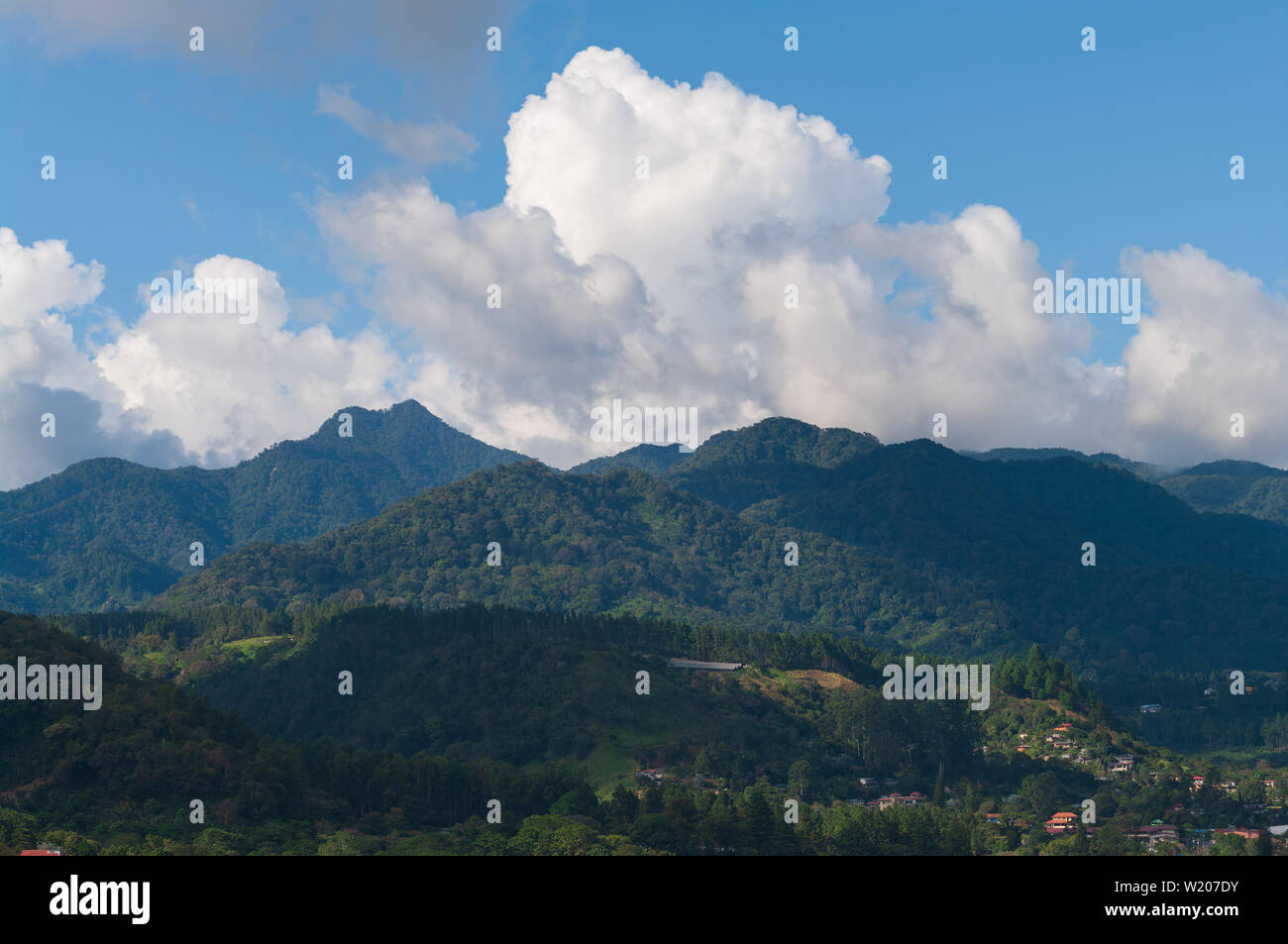 Paysage rural du Panama, pris de la ville de Boquete, dans la province de Chiriqui, regardant vers la région de volcan Baru. Banque D'Images