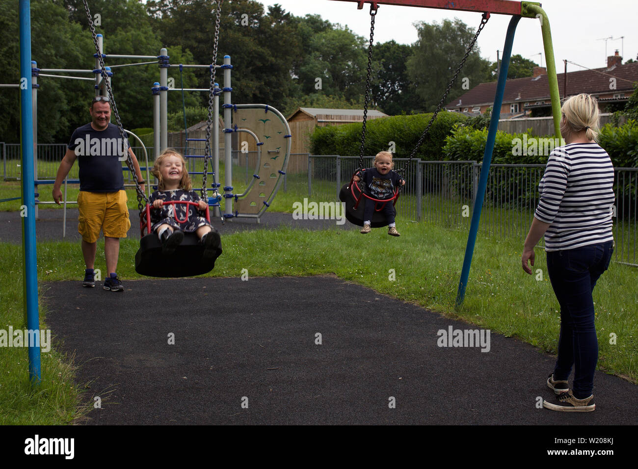 Les parents de jouer avec leurs enfants dans un Park, Royaume-Uni Banque D'Images