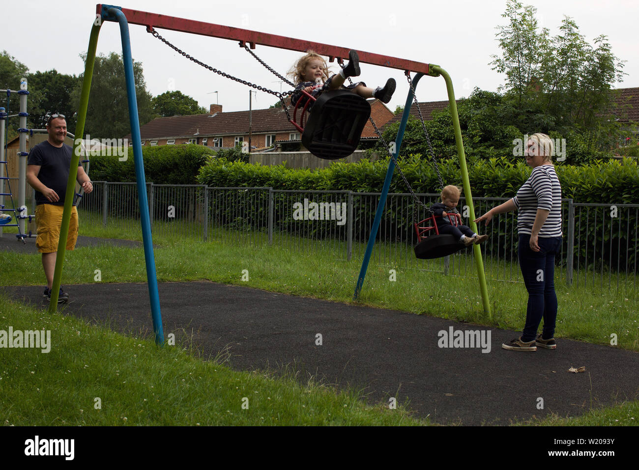 Les parents de jouer avec leurs enfants dans un Park, Royaume-Uni Banque D'Images