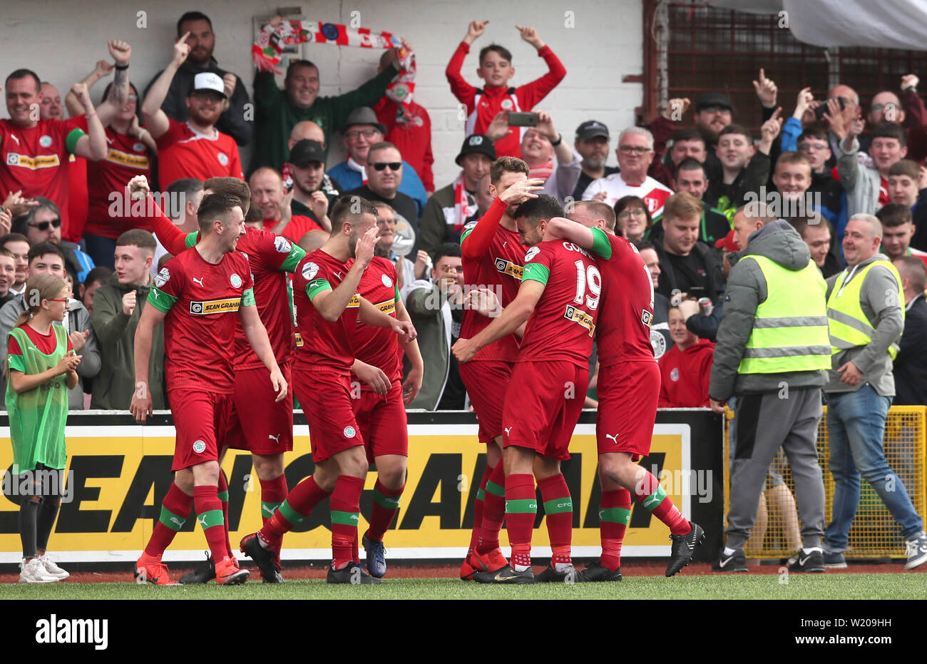 Cliftonville's Joe Gormley célèbre avec coéquipiers après avoir marqué son ides deuxième but du jeu au cours de l'UEFA Europa League en ronde préliminaire, jambe deuxième match à la solitude, à Belfast. Banque D'Images