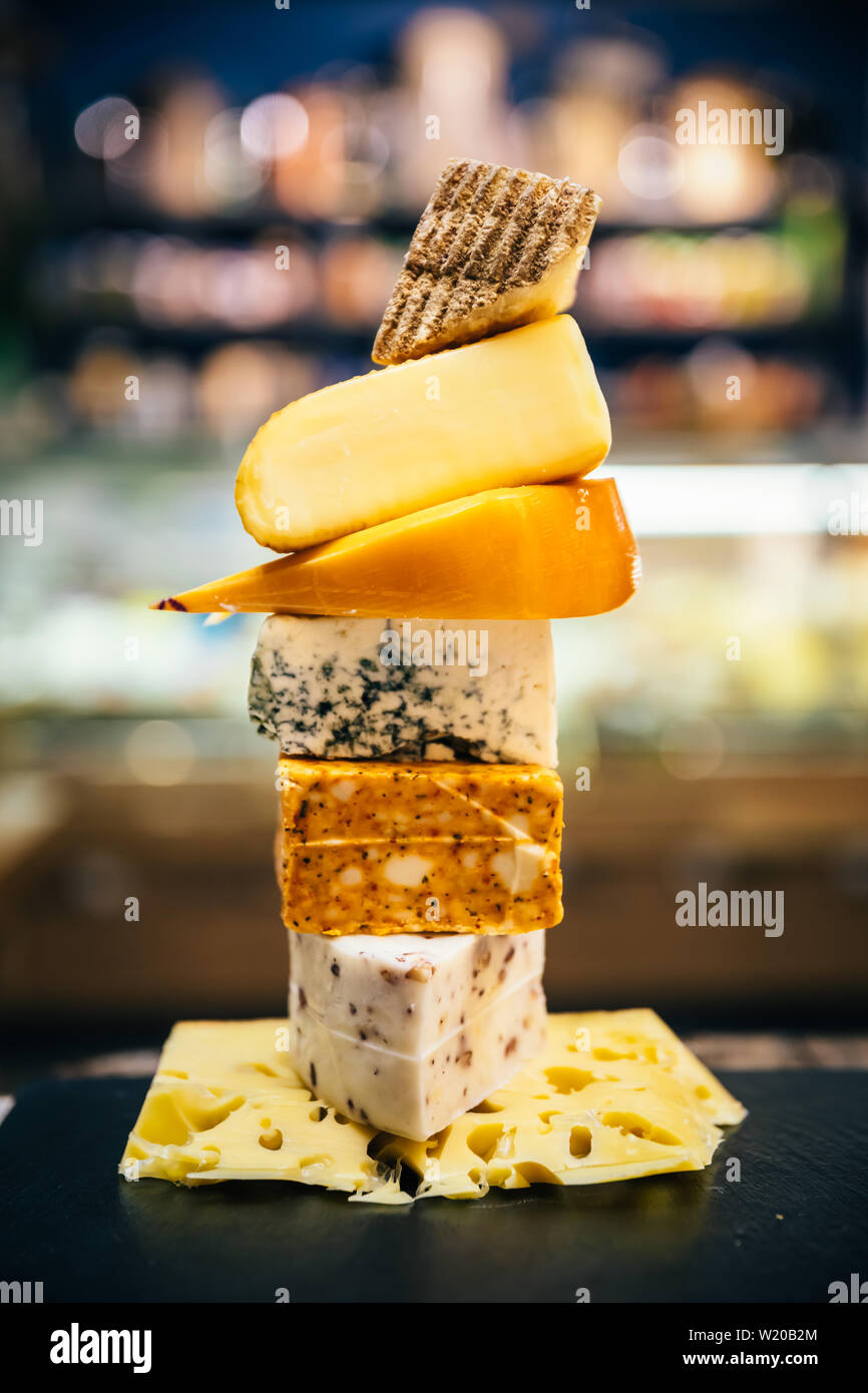 Un assortiment de fromages, divers sur la plaque ou le conseil. Autre type ou type de fromage délicieux sur un plateau de fromages. Banque D'Images