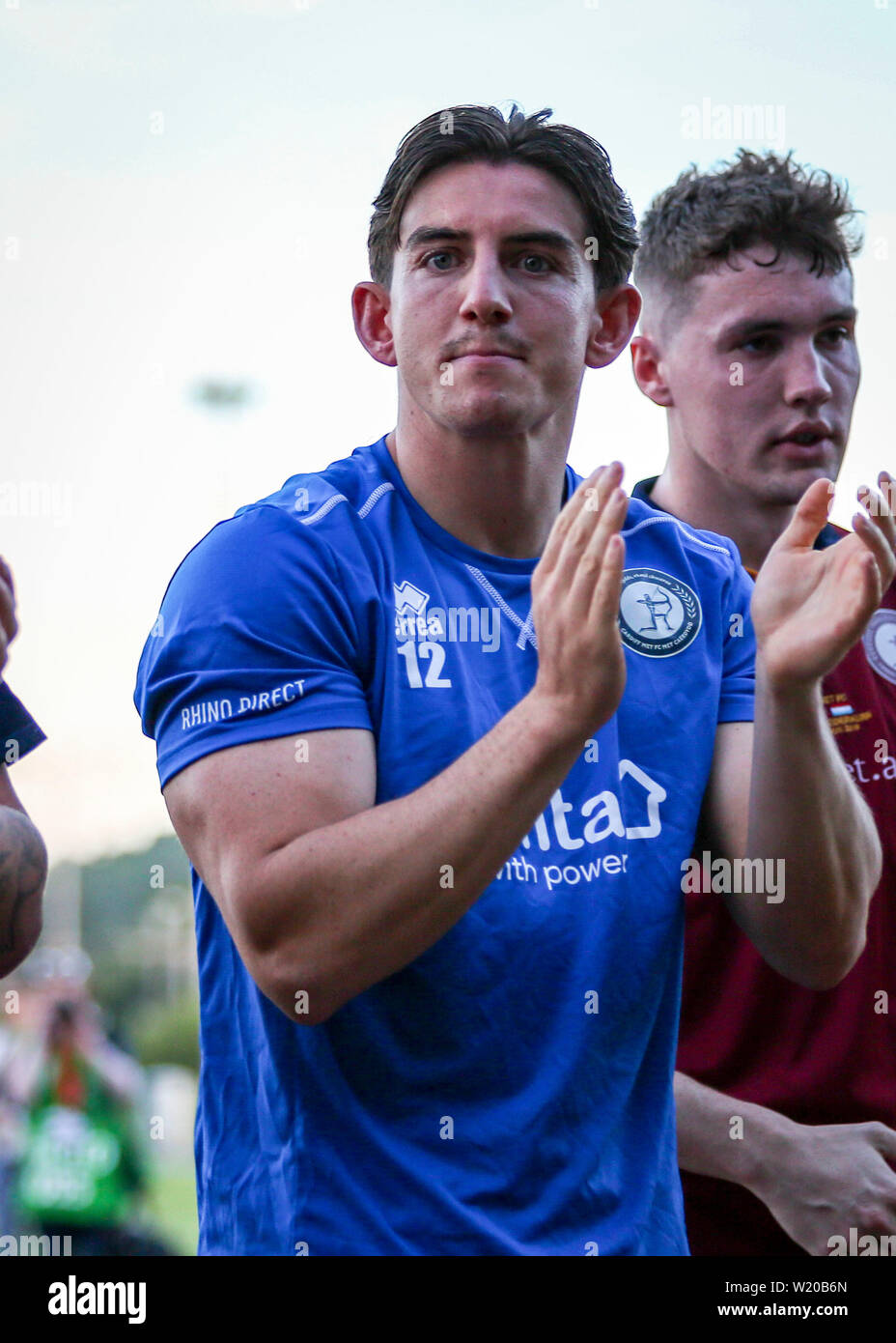 CARDIFF, Royaume-Uni. 4 juillet 2019. Dan Spencer de Cardiff a rencontré le FC applaudit fans après avoir perdu le match d'Europa à la Cardiff International Sports Stadium. © Photo Matthieu Lofthouse - Photographe indépendant Crédit : Matthieu Lofthouse/Alamy Live News Banque D'Images