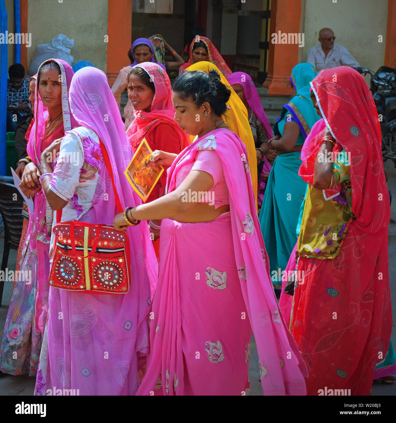 Gujarat, Inde - Novembre 3, 2016 : Les femmes en saris colorés font leur chemin vers le temple sacré hindou à Somnath Banque D'Images