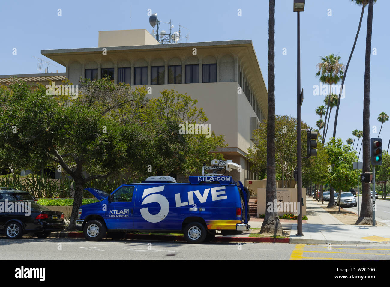 News Media cars à l'Institut technologique de Californie Seismological Laboratory après un séisme de magnitude 6,4 a frappé près de Piracicaba. Banque D'Images
