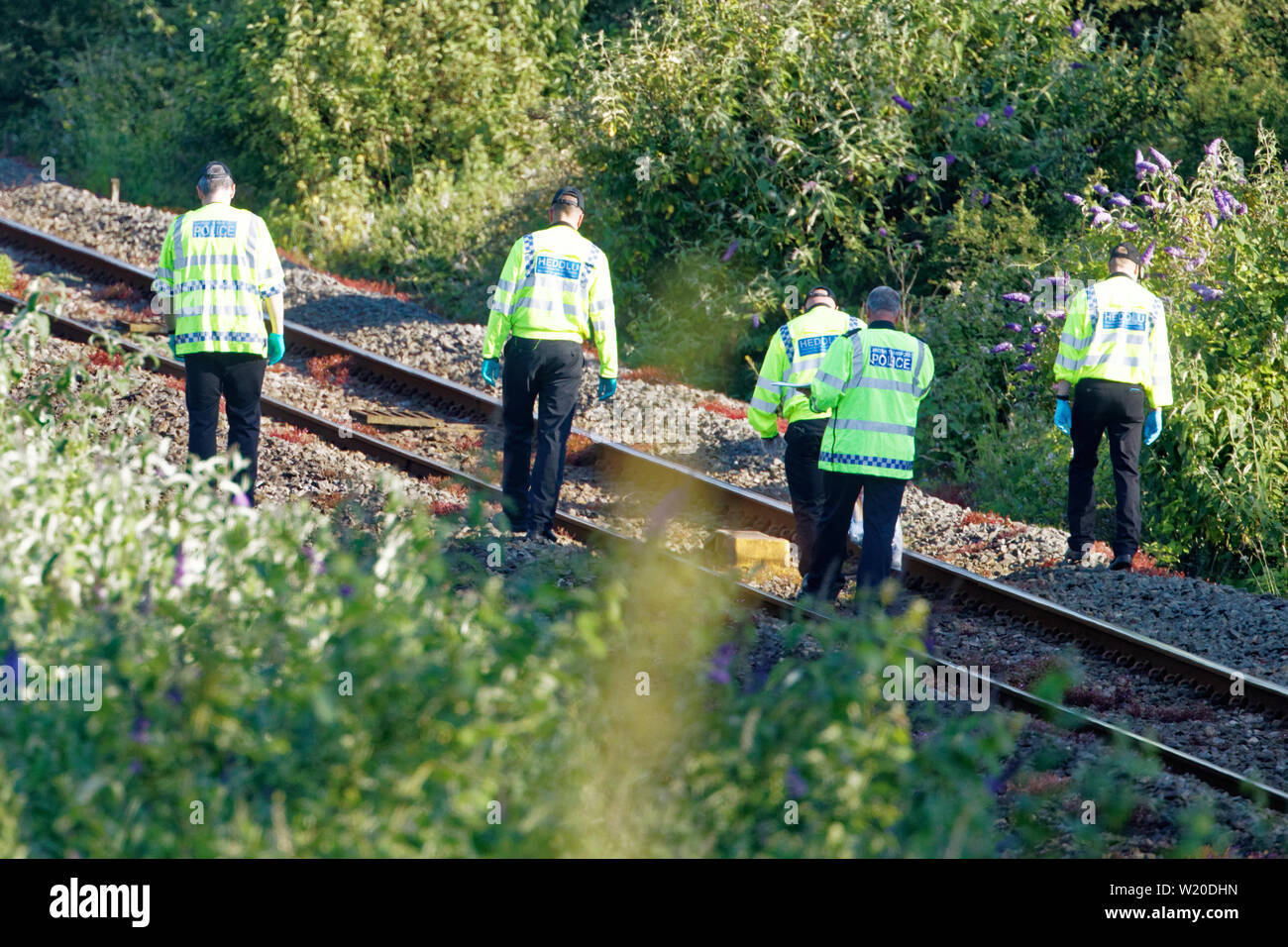Margam, Pays de Galles, Royaume-Uni. 3 juillet, 2019. Les agents de police sont à la recherche les voies après le train qui a provoqué l'accident est retiré de près de Margam, dans le sud du Pays de Galles, Royaume-Uni. Le mercredi 03 juillet 2019 Re : rail deux travailleurs sont morts après avoir été frappé par un train de voyageurs entre le Port Talbot Parkway et stations de Bridgend au pays de Galles, Royaume-Uni. Les deux ont été frappé par le Margam près de Swansea à Londres Paddington train à environ 10h00. Ils ont été déclaré mort sur les lieux et une troisième personne a été traitée pour le choc, mais n'a pas été blessé. ATHENA : crédit PHOTO AGENCY LTD/Alamy Live News Banque D'Images