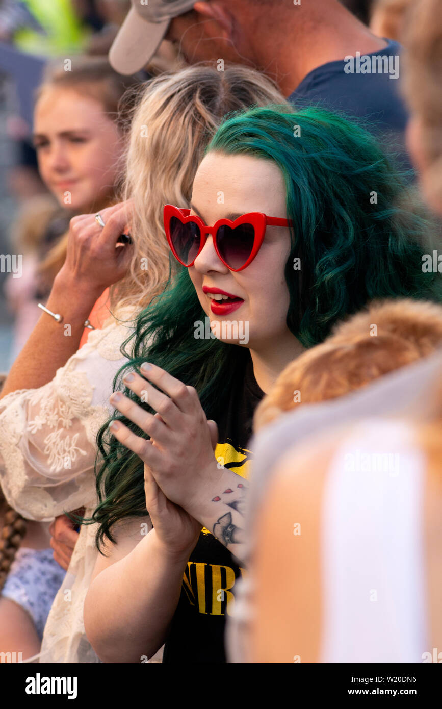 Jeune femme flamboyante aux cheveux verts assistant aux célébrations de rue à Killarney, comté de Kerry, Irlande. Killarney annuel 4th du jour de l'indépendance de juillet. Banque D'Images