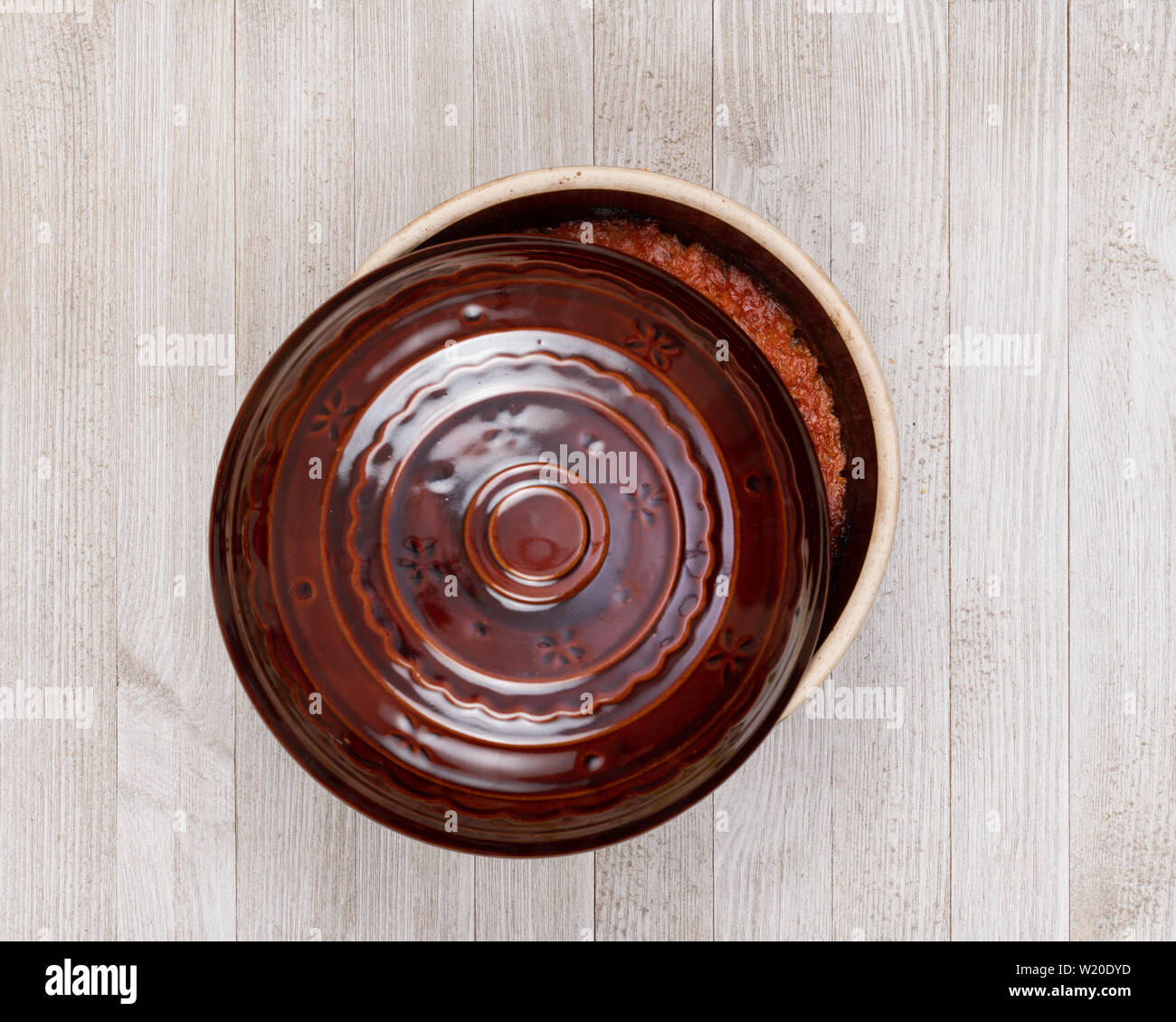 Un pot en céramique d'Europe orientale traditionnelle compote de chou sur une cuisine en bois blanc. Banque D'Images