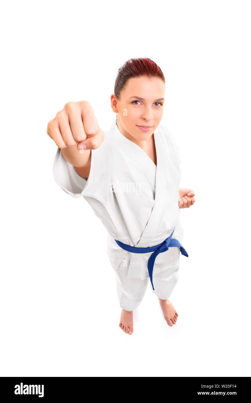 Un portrait d'une jeune belle jeune femme aikido fighter attaquer, de haut,  isolé sur fond blanc. Fille en kimono blanc avec ceinture bleue Photo Stock  - Alamy