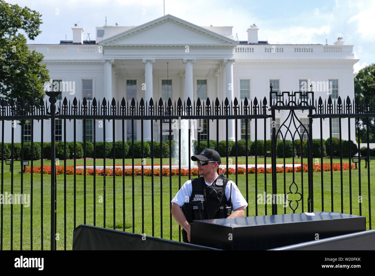 Un agent des services secrets se tient juste en face de la Maison Blanche sur Pennsylvania Avenue NW à Washington, D.C. Banque D'Images