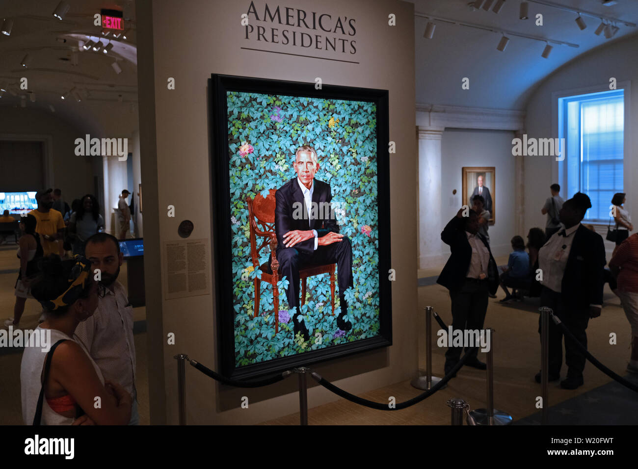 Les visiteurs regarder une peinture du Président Barack Obama par artiste Kehinde Wiley à la National Portrait Gallery de Washington, D.C. Banque D'Images