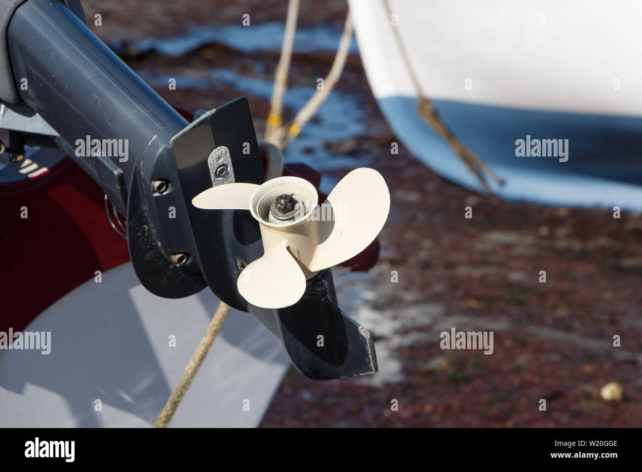 L'hélice du moteur de bateau dans un port de Bretagne à marée basse Banque D'Images