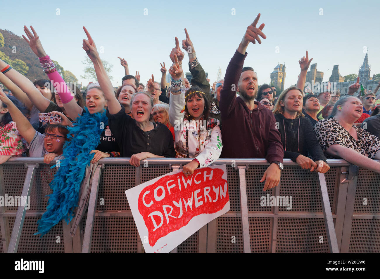 Sur la photo : Manic Street Preachers fans. Samedi 29 Juin 2019 Re : Manic Street Preachers concert au château de Cardiff, Pays de Galles, Royaume-Uni. Banque D'Images