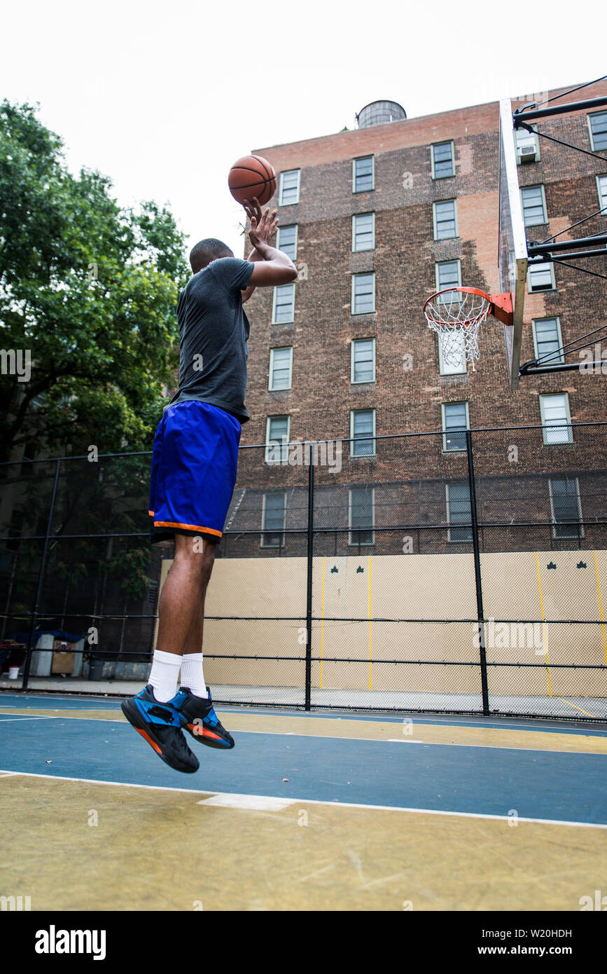 Basket-ball la formation sur un tribunal de New york city Banque D'Images