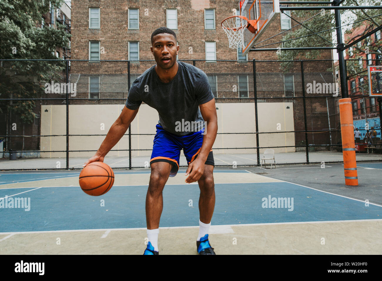 Basket-ball la formation sur un tribunal de New york city Banque D'Images