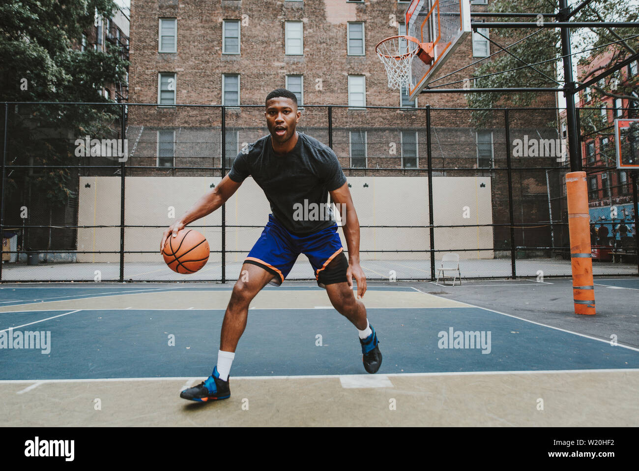 Basket-ball la formation sur un tribunal de New york city Banque D'Images