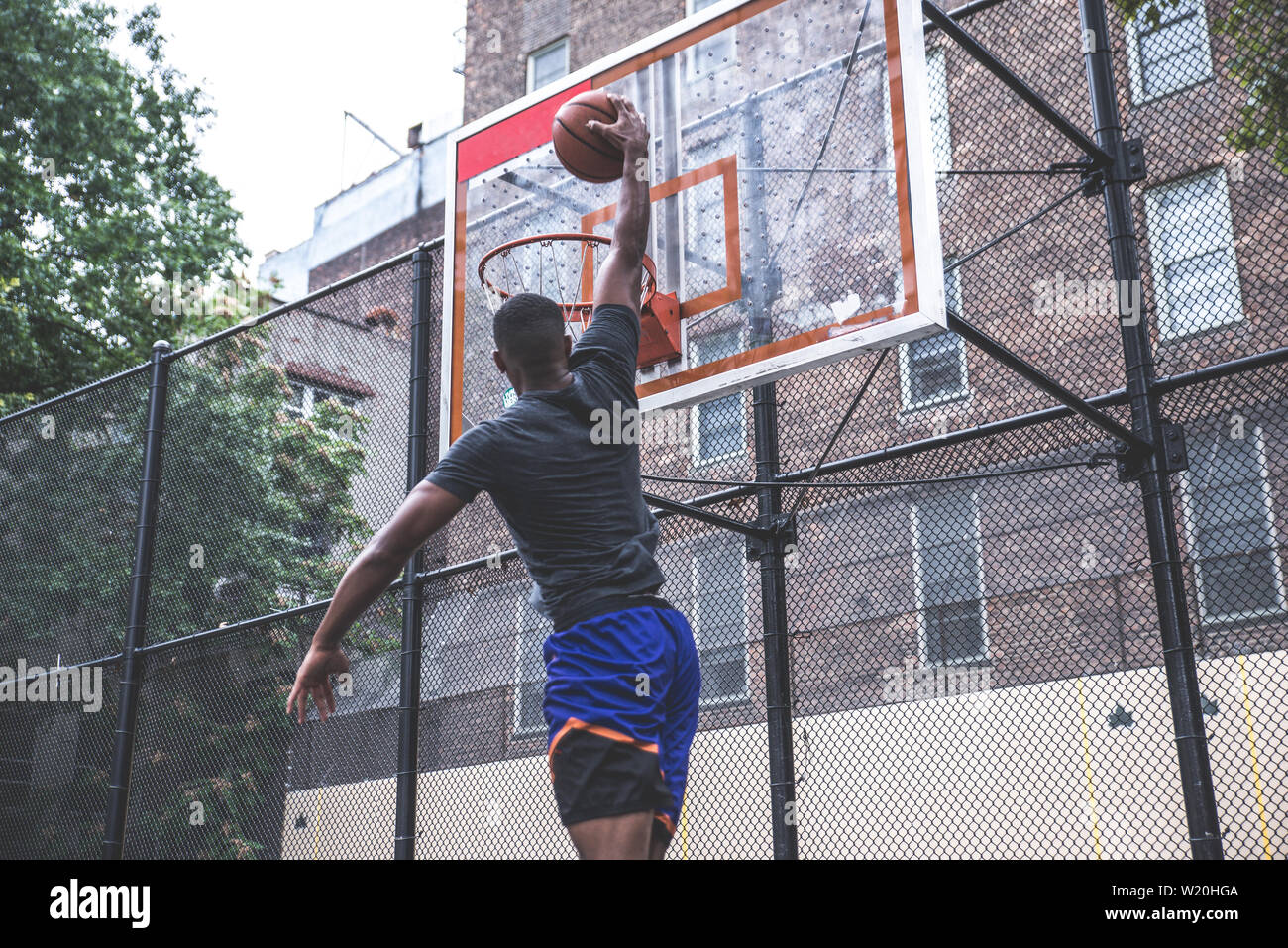 Basket-ball la formation sur un tribunal de New york city Banque D'Images