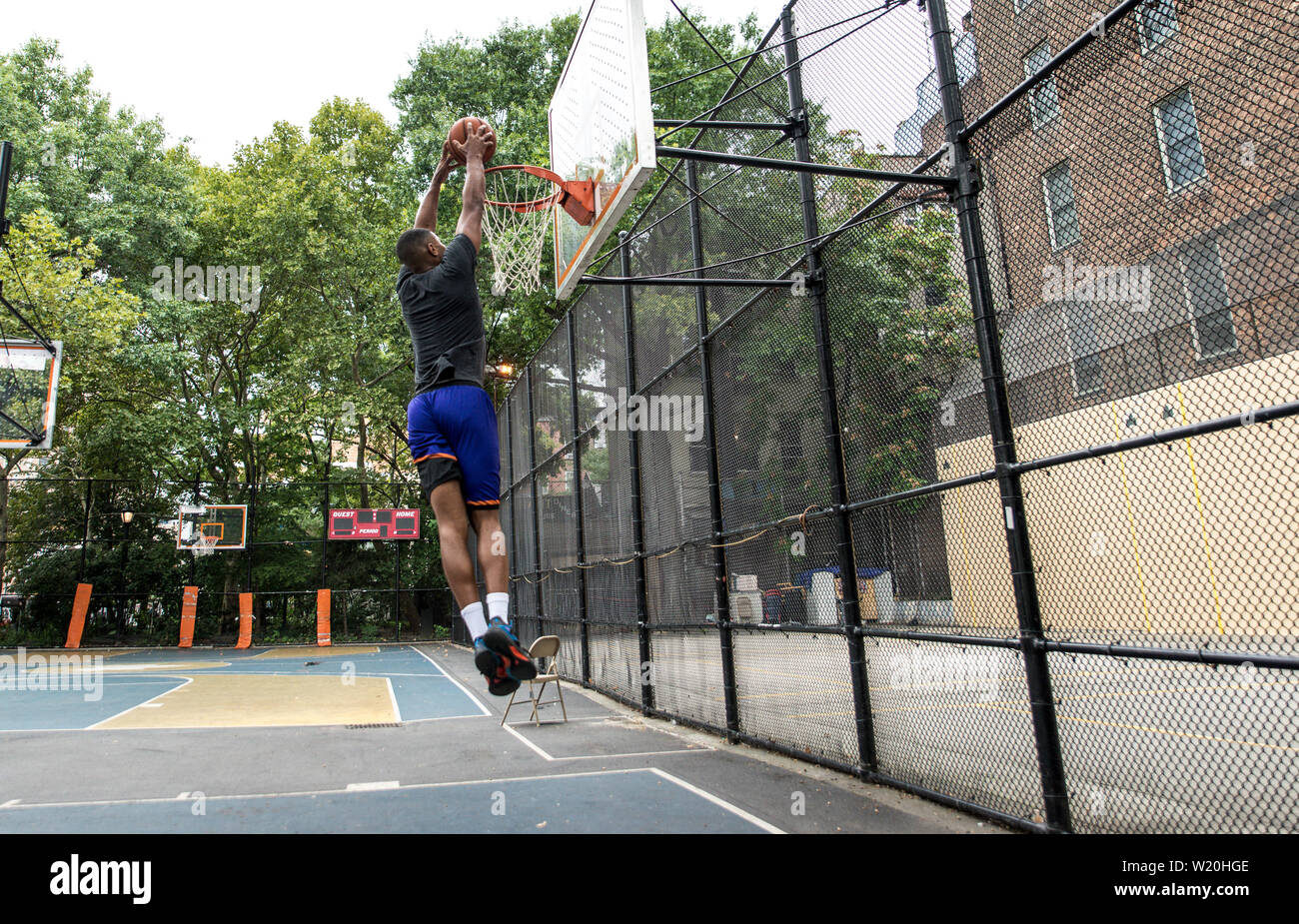 Basket-ball la formation sur un tribunal de New york city Banque D'Images