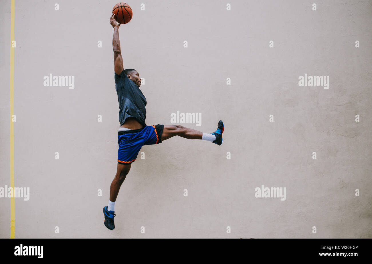 Basket-ball la formation sur un tribunal de New york city Banque D'Images