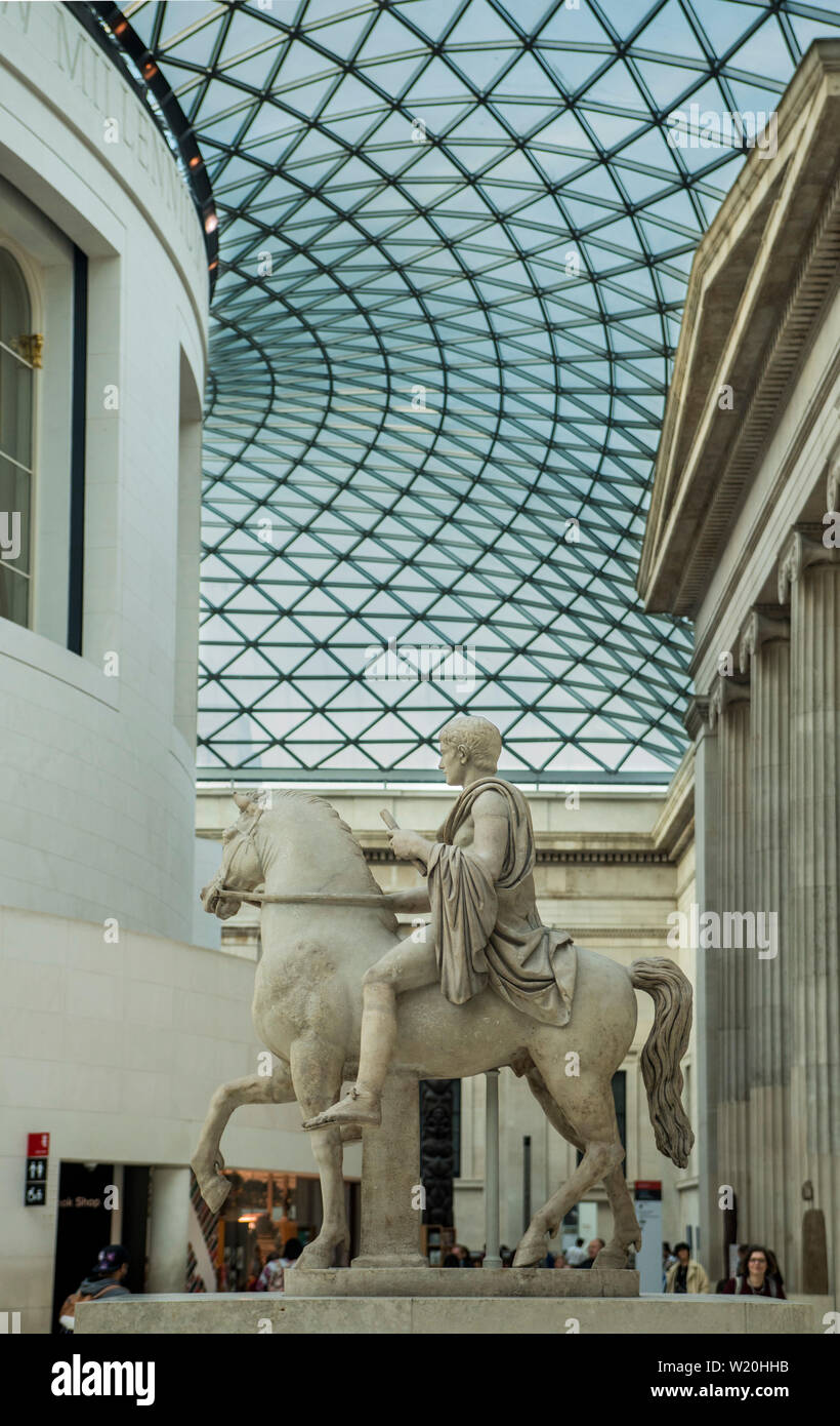 Le toit de verre au British Museum. En raison de la géométrie de la quadrangle, chaque vitrage panneau est une taille unique. Banque D'Images