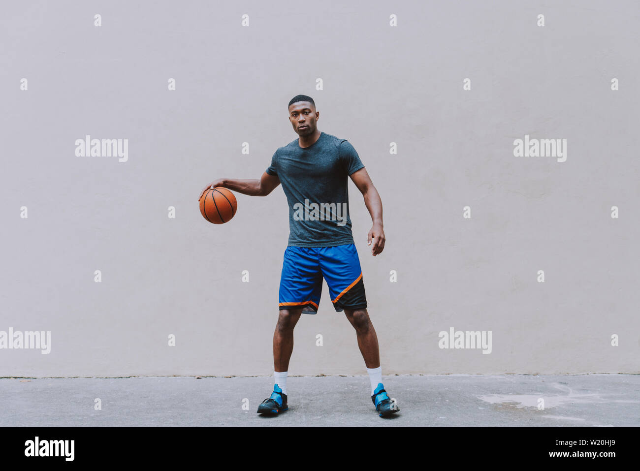 Basket-ball la formation sur un tribunal de New york city Banque D'Images