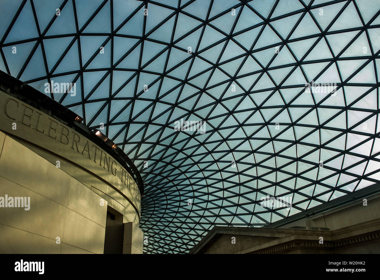 Le toit de verre au British Museum. En raison de la géométrie de la quadrangle, chaque vitrage panneau est une taille unique. Banque D'Images