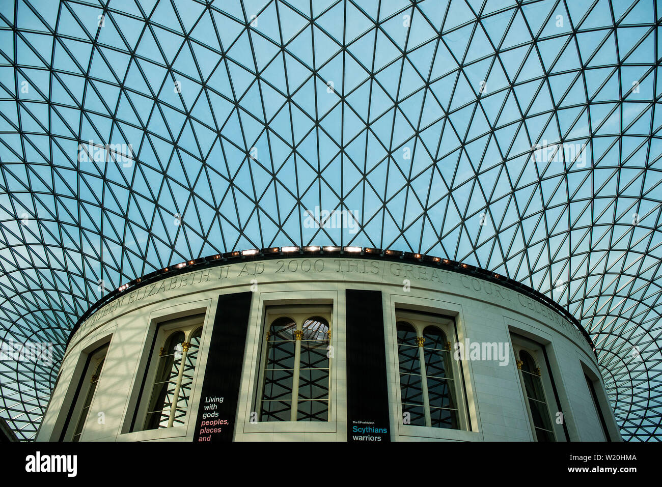 Le toit de verre au British Museum. En raison de la géométrie de la quadrangle, chaque vitrage panneau est une taille unique. Banque D'Images