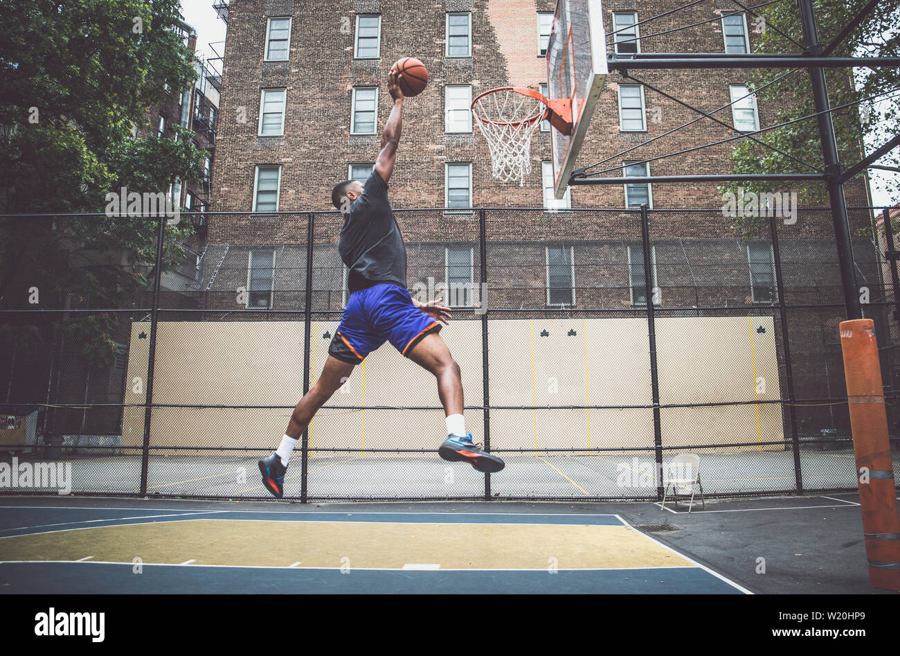 Basket-ball la formation sur un tribunal de New york city Banque D'Images
