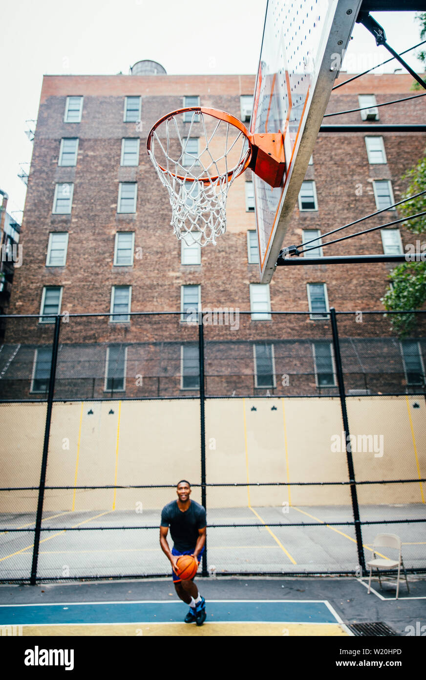 Basket-ball la formation sur un tribunal de New york city Banque D'Images