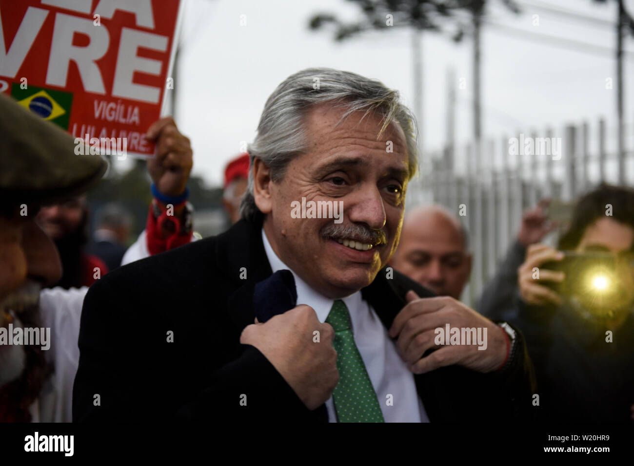 Curitiba, Brésil. Le 04 juillet, 2019. Alberto Fernandez (M.), candidat à la présidence de l'Argentine, sourit avant de visiter l'ancien président du Brésil Lula da Silva en prison. Crédit : Henry Milleo/dpa/Alamy Live News Banque D'Images